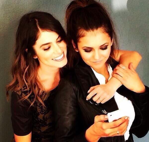 Saga Crepusculo AP Novas Fotos de Nikki Reed e Nina Dobrev Filmando juntas!