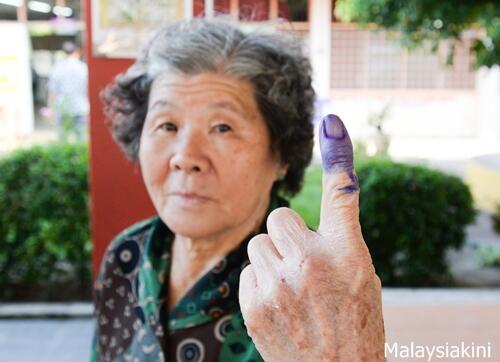 mkini_bm's tweet image. [#FOTO] Debaran akhirnya tamat. Seorang pengundi tunjukkan jarinya yang dicelup dakwat kekal. #Kajang #KajangMove