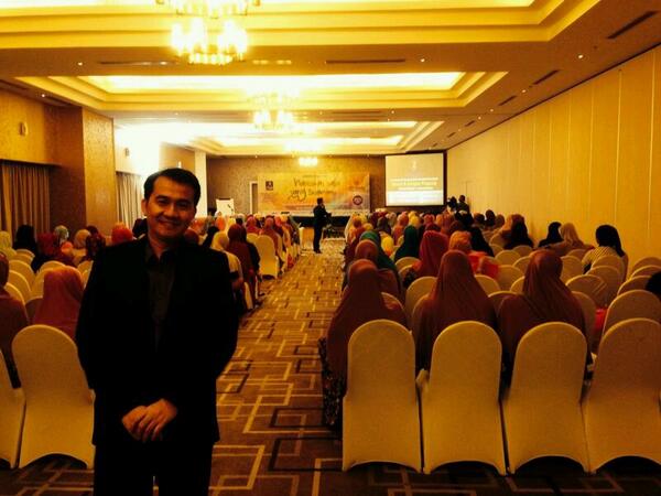 Bersiap utk seminar "Habiskan Saja Uang Suamimu" di Balikpapan. Ibu-ibu semangat sama judulnya :)