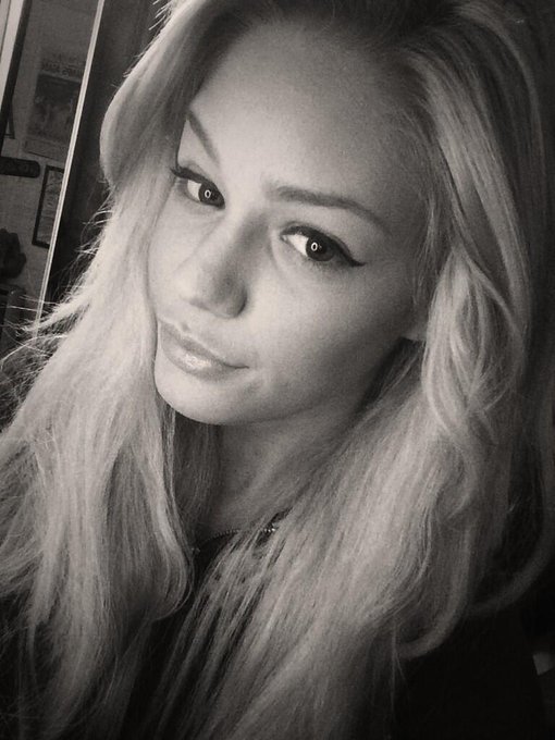 Meh. Trying to feel pretty tonight. Bit I feel like...💩😒 http://t.co/SjTrml3hjO