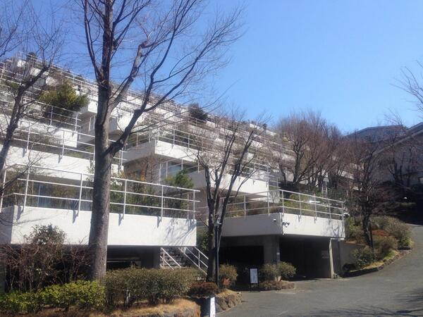 東京大学地文研究会地理部 ゆりが丘ヴィレッジにやってきました この急斜面に張り付くようなひな壇型集合住宅は1986年に建設されました 時代の変化に合わせて柔軟に間取りを変えることのできる内装と相まって第11回日本建築家協会25年賞を受賞しました