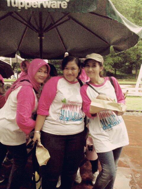 Yang cantik2 pun ga mau kalah ma ibu2 buat seru2an ikutan acara <a href="/tupperwareID/">Tupperware Indonesia</a>, Fun Walk #WomenForMangrove