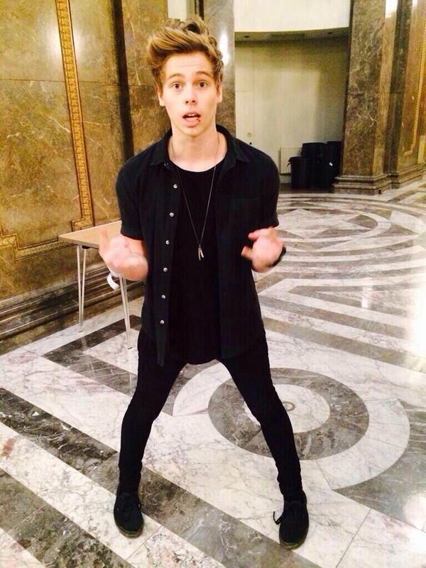 AMXFLETCHER's tweet photo. rt if Luke Hemmings doesn't follow you.

I'll spam DM him this link.

Free!

I like helping.

You guys deserve it! :) http://t.co/LQq5iF6ADZ