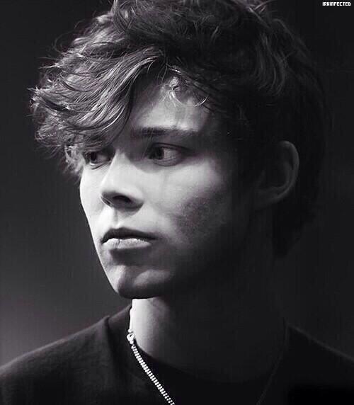 AMXFLETCHER's tweet photo. rt if Ashton Irwin doesn't follow you. 

I'll spam DM him this link.

Free!

I like helping.

You guys deserve it! :) http://t.co/TP8N5wxJ8l