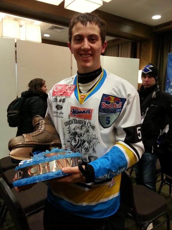 Le champion du monde <a href="/CrashedIce/">damn</a> l'Autrichien Marco Dallago.  110  000 spectateurs ont assisté à l'événement  #rcqc