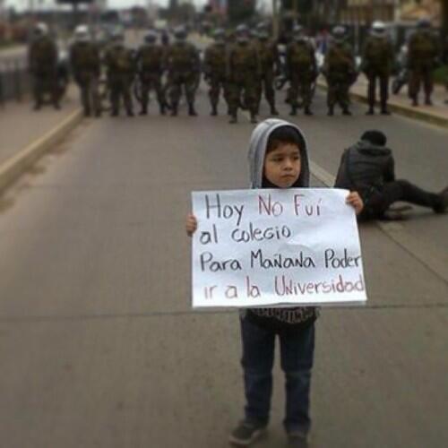 experienciajovn's tweet photo. LA PANCARTA DE HOY #SumateALaLucha http://t.co/wqqrfOpPNM