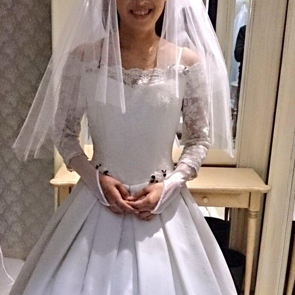 Kameno 小さな結婚式にて長袖のウエディングドレスを試着してきました アトピー と痒疹でおぞましい体を見せるのに緊張した 担当の人がいい人でよかった 笑顔で結婚式ができそう Http T Co P00duc79u2 Twitter