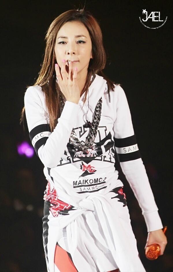 darongchy's tweet image. [HQ] DARA touching her lips ;A; #canIkissyou kkkk #forevergoinglesboforDARA