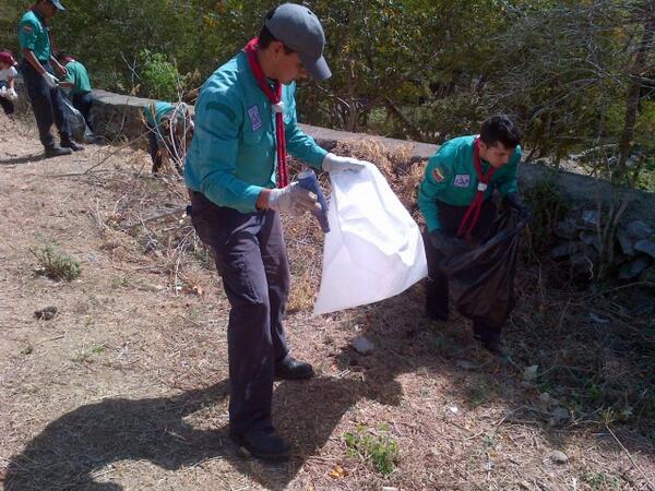 scouts_Guarico's tweet photo. #DiaMundialDelAgua Saneamiento Balneario El Castrero con el Clan @GS_Los_Morros y Min. de Ambiente @scoutsvenezuela http://t.co/Gv0j5WdtIM