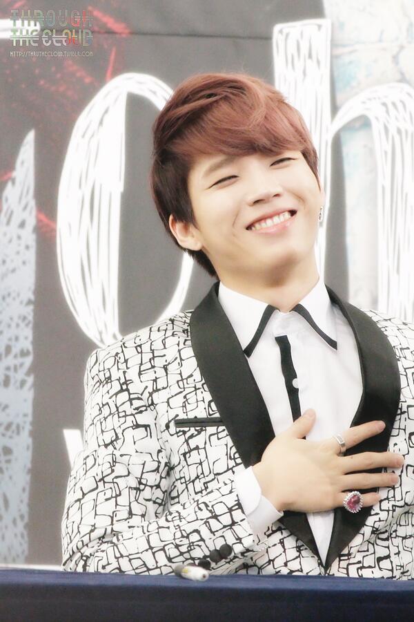 thruthecloud's tweet photo. [PHOTO] 140321 영등포 타임스퀘어 #투하트 팬싸인회 #우현 XD https://t.co/p7cdM6o2AE http://t.co/wEO0pFQGrf