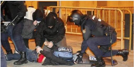 VivamosAhora's tweet photo. Ya que quieren hablemos de esto hay que decir q los encapuchados antisistema que agredieron a la policía son policías http://t.co/dn6TjEXJKF