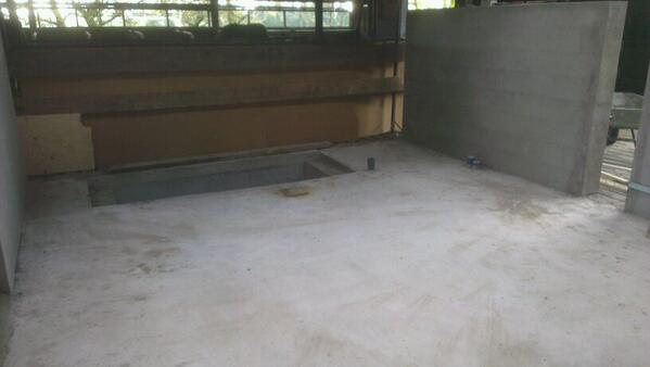 Robertvdprange's tweet image. Wachten op coating op de vloer en dan kunnen ze geplaatst worden. #melkrobot #lely