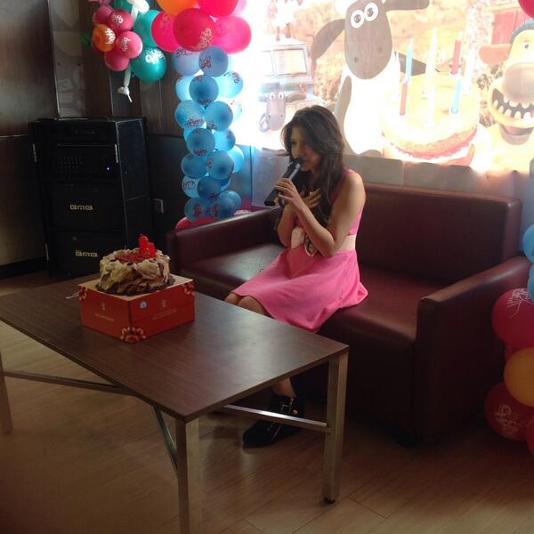 CVersIndonesia's tweet photo. BIRTHDAY PARTY @cassandrasleee In Makassar☺️ ☐ ☐ http://t.co/3BjDGbiAzp