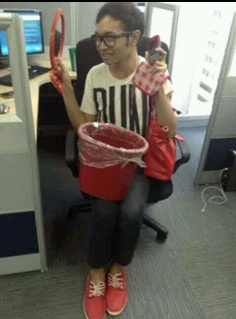 ratedRog's tweet image. Mga kalokohan sa office. #TheRedOne