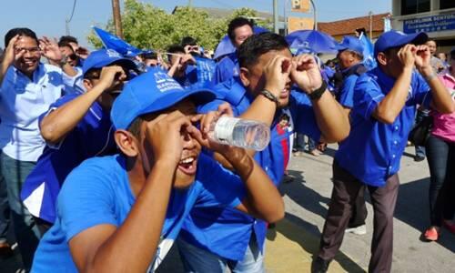 mkini_bm's tweet image. #FOTO] Lagi aksi gaya 'Raja Bomoh' di #Kajang. #kajangmove #langkahkajang #kajangbyelection