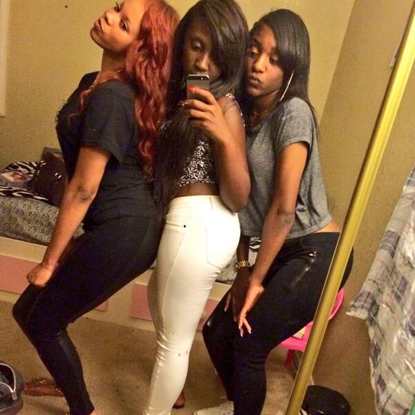 TheStallion_'s tweet photo. "@viaKANDACE: On our level http://t.co/LRxeSfVJcZ"the last girl look like Nene