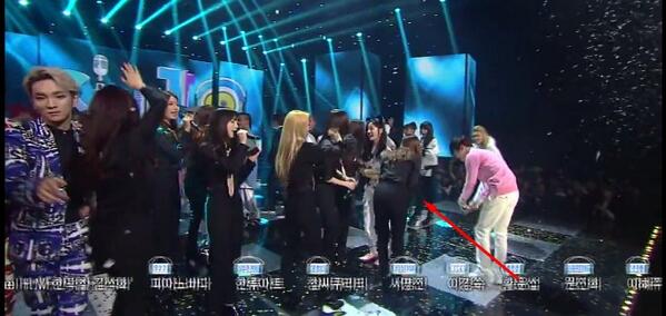 chopis3's tweet photo. Jessica and CL bowing to each other ^^ http://t.co/wZ6QTnkk38