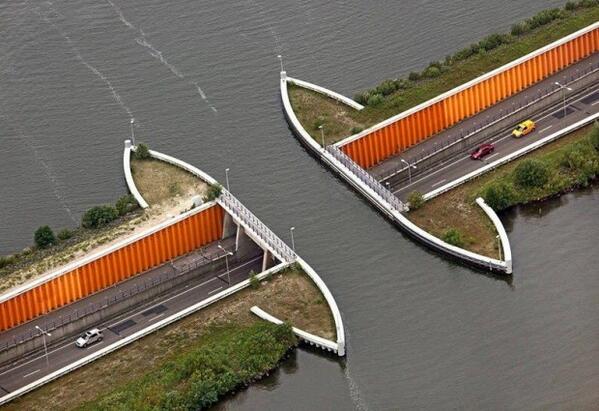 repubblica's tweet photo. Il ponte al contrario: le barche passano sopra, le auto sotto [FOTO] http://t.co/CKVI00VifA http://t.co/yqqS2ALP39