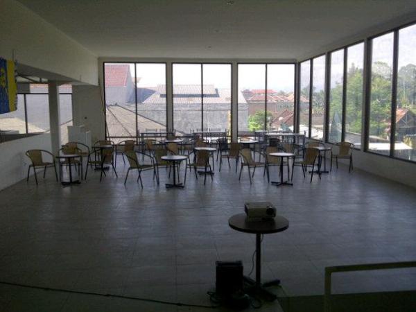 [Foto] Tempat CHELSEA BALI biasa NONBAR Pertandingan Chelsea di <a href="/DLoungeFutsal/">D'LoungeFutsal_Cafe</a> ,tempat Luas dan Nyaman