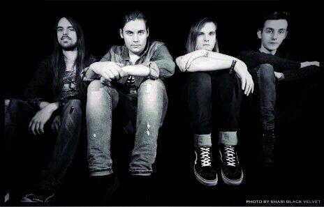 MitchelEmmsFans's tweet photo. Welcome @HarleJames ! The new drummer of @MisterNothingUK :D http://t.co/drfVO2wFQV