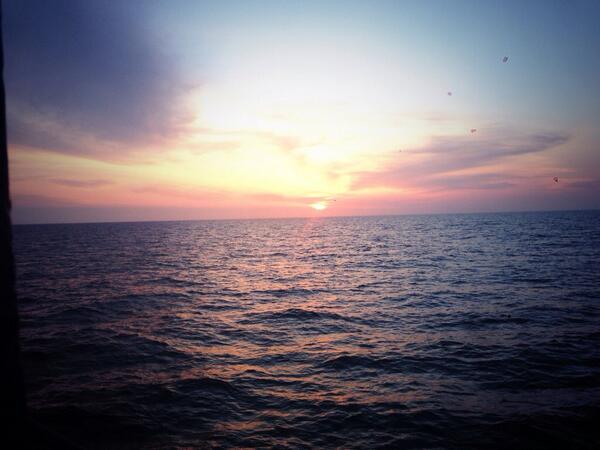 DuthieStephen's tweet photo. At the sun gan down for another day on the #northsea #EatMoreSeafood #SeafoodUK #livingthedream http://t.co/MPDtoac9V9