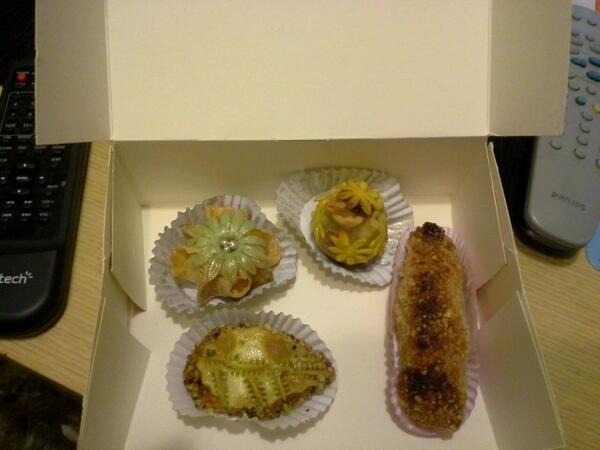 Rebecalla's tweet photo. Y despues del finde de acampada de grupo, regalito de mi chico, rico rico pastelitos árabes, me encanta! http://t.co/DF79uBcPf0