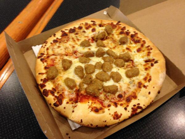 johndale's tweet photo. @UnoChicagoGrill was at iah and ordered classic pizza this is not what it should be this is a slap in the face http://t.co/fmfYu14gIy