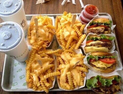 YummyImages's tweet photo. Burgers &amp; Cheese Fries http://t.co/phQEKjihV8