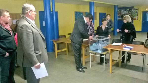 Christianverdet's tweet photo. Fontquentin 579 votants à la fermeture contre 573 la semaine dernière. Le bureau ferme.... http://t.co/xcUZeN96EO