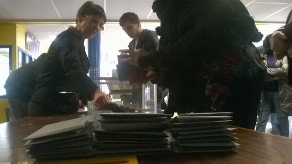Christianverdet's tweet photo. On vide les urnes, première centaine a Fontquentin  18.07 http://t.co/4Jzo8OlYWt