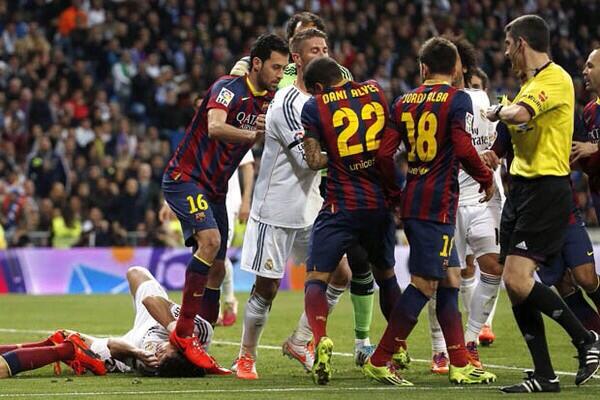 Barcelona_IND's tweet photo. Injak Pepe ? Busquets : Harusnya ada tanda sepatu di mukanya! http://t.co/PCZGFMf3de