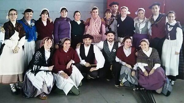 leire_sm's tweet photo. 35 urte eta gero, behean dantzatu behar izan dugu, ☔️ baina ez dugu kale egin!! @deustukojaibatz #mikeldik35 http://t.co/FWZdZPKqAK