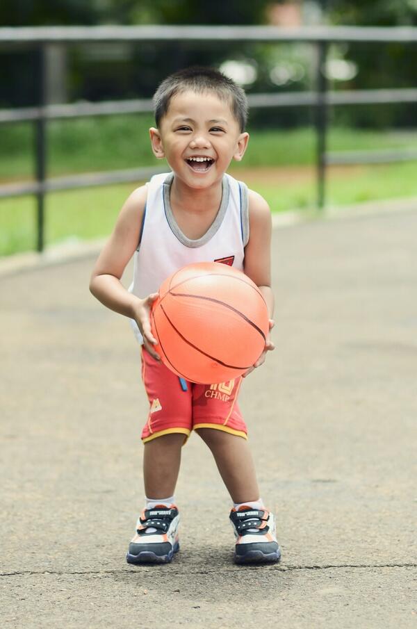ErvaDarrell's tweet photo. @parentingINA Senangnya bermain basket http://t.co/9oMb3aUDra