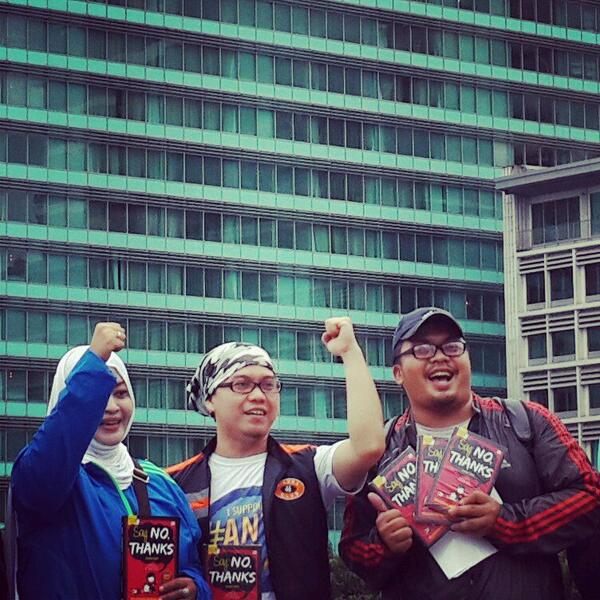fahiraidris's tweet photo. Terima kasih banyak kpd Komandan #GenamCFD Mas @iwan2eat (kanan) atas segala supportnya u/ acara #Gowes #SayNoThanks http://t.co/fLSMlzNHqd
