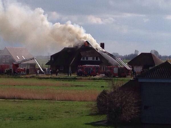 jarcomoore's tweet photo. Loopt behoorlijk uit de hand #brand #Blokzijl http://t.co/Us9IyO3sZL