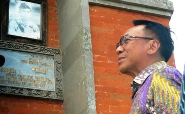 Foto Saya Saat Membaca Surat dari I Gusti Ngurah Rai. bit.ly/1rh2EiD