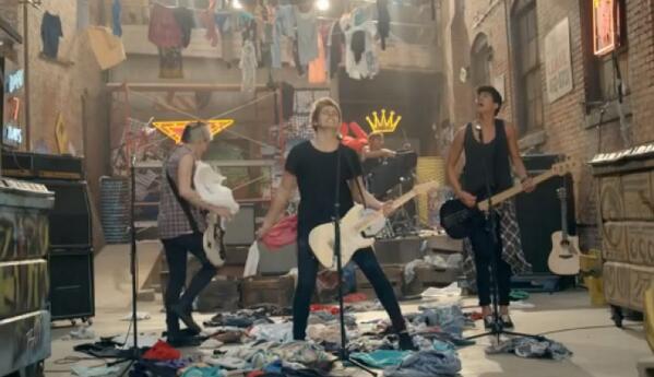 CapitolFR's tweet photo. L'EP des @5SOS est maintenant disponible : http://t.co/DRXA1yqWsg ! #5SecondsOfSummer #SheLooksSoPerfectEP http://t.co/gqyHgLKR55