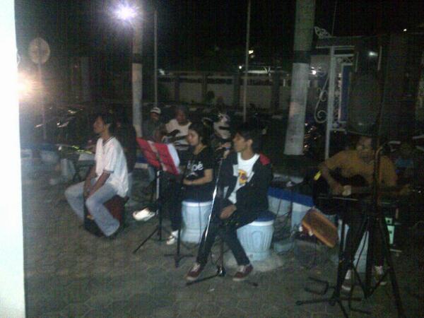 Oval_ladang's tweet photo. Now live acoustic to  fifiani http://t.co/LQd0joJ3ok
