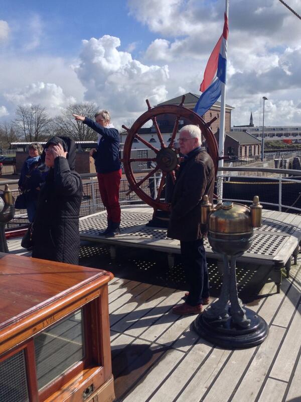 Varende Rotarians Zuidwestvloot krijgen uitleg over De Buffel.