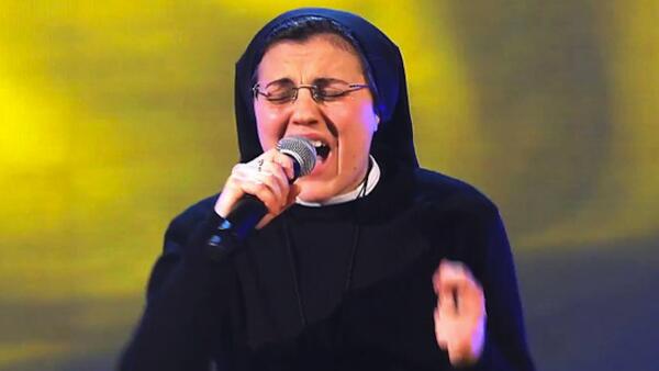 NBCPhiladelphia's tweet image. WATCH: Singing nun rocks "The Voice Italy" bit.ly/1dDdeaC
