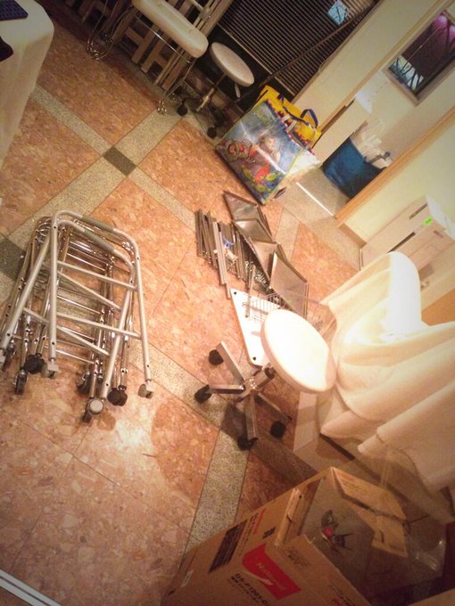 友達のネイルサロンのお引越しのお手伝い中。営業後のお片づけだから、もしかしたら今日は徹夜かも&hellip;。そんな時のBGMはSMAPの『がんばりましょう』。笑 http://t.co/fxA8XXq76A