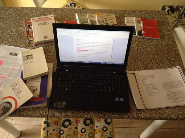 Liucc92's tweet photo. Modalità "Luca muoviti a scrivere questa benedetta tesi!" http://t.co/hoOhB612fR