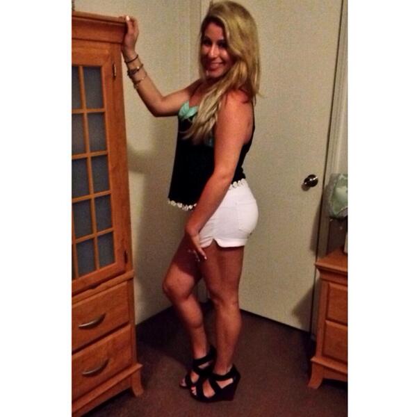 T1dchick_'s tweet image. Leg day paid off! #muscle #definiton #squats #legday #fitfam #fitness #springbreak #Florida #white