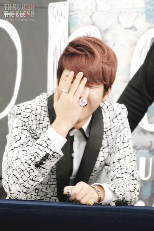 thruthecloud's tweet photo. [PHOTO] 140321 영등포 타임스퀘어 #투하트 팬싸인회 #우현 Even Nam Woohyun has his embarrassed moments. https://t.co/c6YhKUecg4 http://t.co/WED4XR2WhG