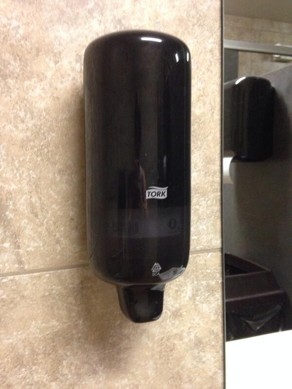bathroom_rating's tweet photo. Key feature=does this go automatically or am I supposed to do something http://t.co/j75kniDRuG