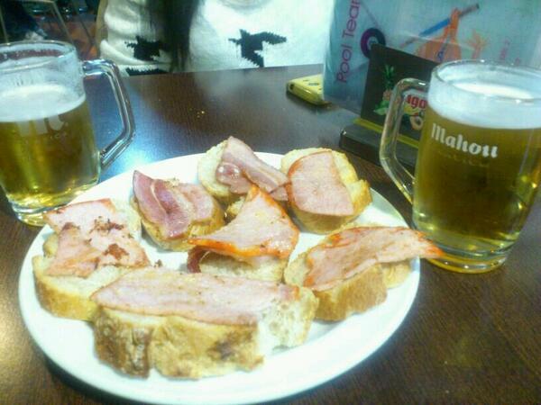 ClaraCastro93's tweet photo. Cañitas domingueras pre-partido @LORENA_GR93 @sanchu18 http://t.co/hU3b4gHuKU