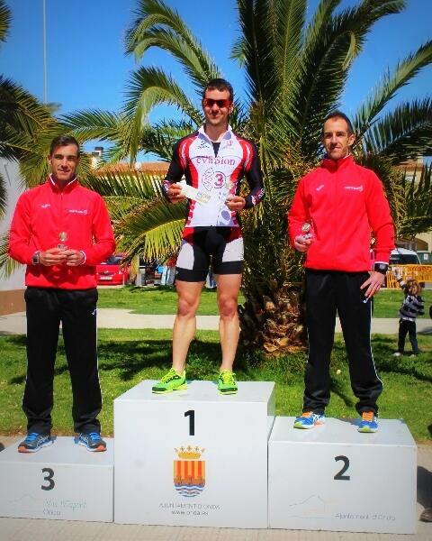 CristianMartnz's tweet photo. Hoy tocaba competir en casa! #IIduatlóOnda Incluso me colado en podium local junto 2 craks! @DavidTerren @JorgeAibar http://t.co/nck3OCzco8