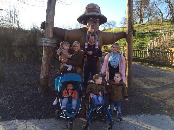 SamMiff's tweet photo. Had such a lovely day at the safari park with the fensome's!! 😊 @FensomeCarly http://t.co/ppR6ZrXYku