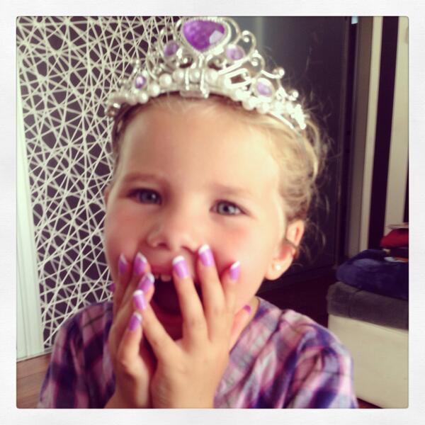 patalarrain's tweet photo. "Oh my god! Soy la nueva Miss Universe!!" Jajajaj! Rica! Jugando con sus uñas EPK @EpKChile !!!
Descuentos fabulosos http://t.co/tq2KyCosws