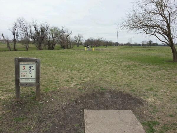 pdgalive's tweet photo. Hole 3 is a 425' par 4. Creek OB on the left. Winding flagged OB on the right. 25mph headwind. #GetStable http://t.co/rCWoL5rf4Z